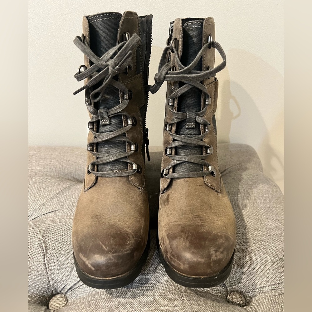 Size 7 Carley Sorel boots. Like new.